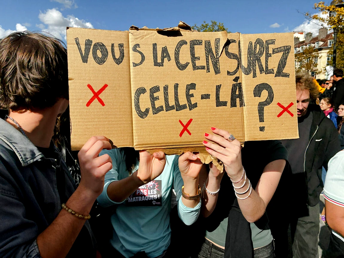 Censure des pancartes aux manifestants lycéens par le ministre de l'Intérieur